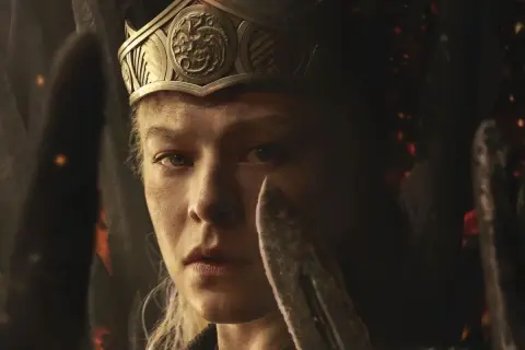 Rhaenyra Targaryen, con corona y mirada decidida, se prepara para la guerra en la temporada 3 de La casa del dragón.