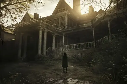 Una figura solitaria se para frente a una mansión decrépita, un escenario clave para tu **guía Resident Evil 7**.