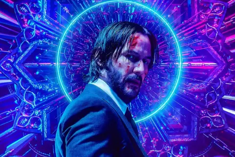 John Wick, con sangre en el rostro, mira fijamente bajo un halo azul neón. El fondo, un intrincado diseño geométrico en tonos morados y azules, anticipa la acción de John Wick 5.