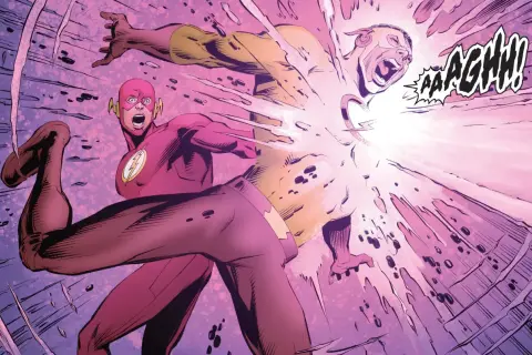 Wally West Flash golpea a su oponente, quien grita de dolor.