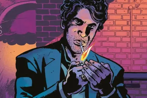 Un hombre con cabello rizado, parecido al profesor X, enciende un cigarrillo con un encendedor. Fondo de ladrillos y luz morada.