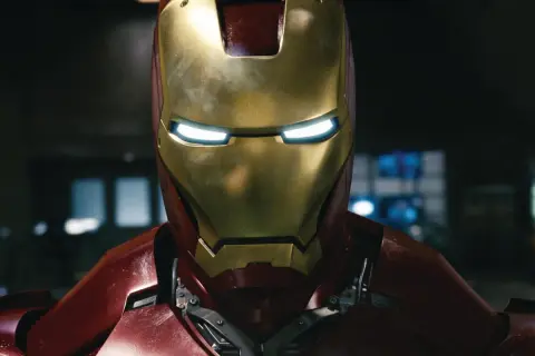 El icónico casco de **Iron Man 1**, con sus ojos brillantes y detalles dorados y rojos, listo para la acción.
