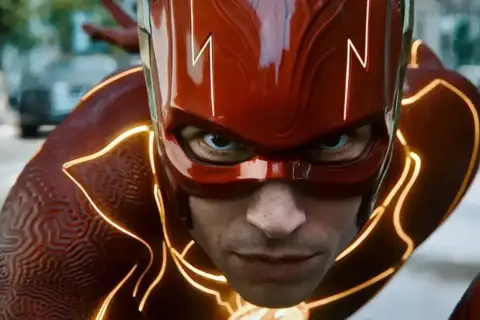 El Flash de DC Comics, con su traje rojo y detalles dorados, se prepara para la acción.