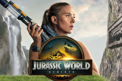 Mujer con arma futurista, logo de Jurassic World Rebirth y ruinas antiguas. ¿Listos para Jurassic World 2025?