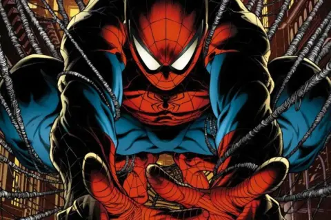 El primer Spiderman, con su traje rojo y azul, se prepara para lanzar telarañas entre edificios.