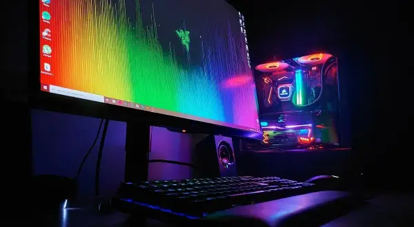 Un PC gamer con luces RGB vibrantes, listo para revivir los mejores juegos antiguos de PC.
