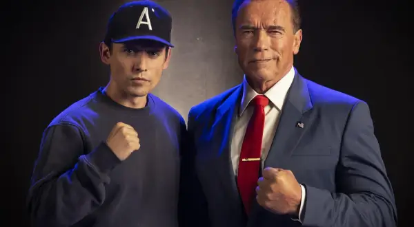 Arnold Schwarzenegger y un joven con gorra, listos para la acción en Kung Fury 2.