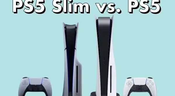 Dos consolas PS5, una Slim y otra estándar, junto a sus mandos DualSense, sobre fondo azul claro.