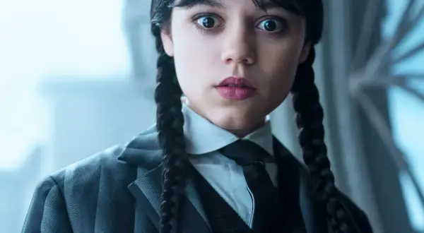 Primer plano de Merlina Addams con su icónico traje, lista para la acción en la temporada 2 de "Miércoles".