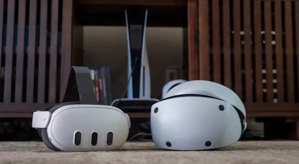 Dos cascos de realidad virtual y una consola de videojuegos listos para sumergirte en increíbles juegos vr.