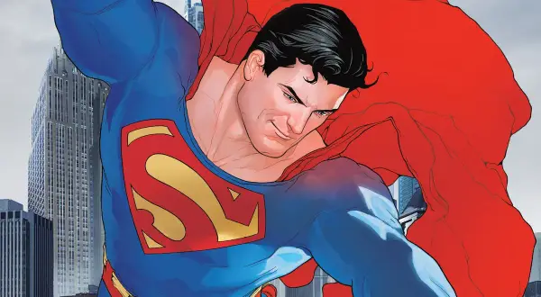 Superman, con su icónico traje azul y rojo, vuela sobre una ciudad. Su capa ondea mientras Clark Kent vigila desde las alturas.