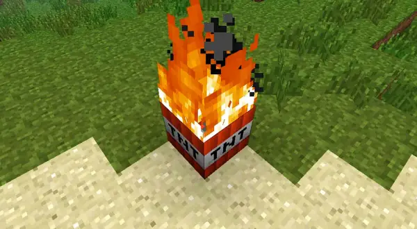 Un bloque de TNT de Minecraft arde intensamente, listo para explotar en cualquier momento.