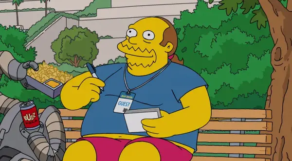 Un vendedor de cómics Simpson, con gafete de "Guest", sentado en un banco, ofrece nachos a un robot.