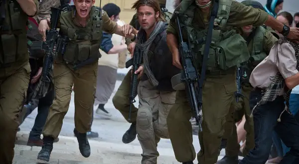 Soldados corren con Brad Pitt en una escena de acción de Guerra Mundial Z 2.