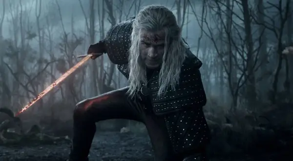 Geralt de Rivia, con su espada llameante, se prepara para la batalla en el bosque. ¡La **witcher temporada 5** promete acción!