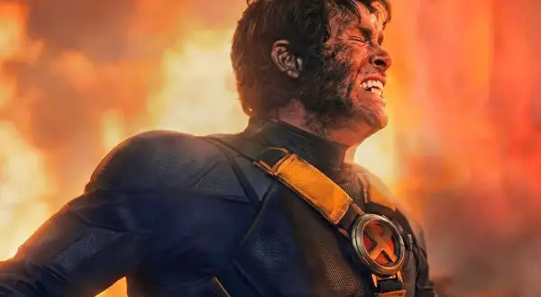 Wolverine, parte del reparto de X-Men, con el rostro cubierto de hollín y gritando en medio de un incendio.