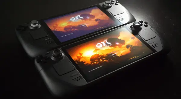 Dos Steam Deck 2 listos para jugar "Ori and the Will of the Wisps" con un atardecer vibrante.