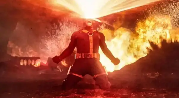 Ciclope de los X-Men libera su rayo óptico en medio de una explosión.