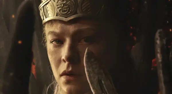 Rhaenyra Targaryen, con corona y mirada decidida, se prepara para la guerra en la temporada 3 de La casa del dragón.