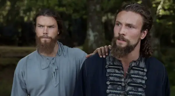 Dos guerreros vikingos, con barbas y miradas intensas, se preparan para la batalla, soñando con el Valhalla.