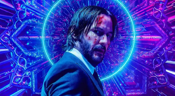 John Wick, con sangre en el rostro, mira fijamente bajo un halo azul neón. El fondo, un intrincado diseño geométrico en tonos morados y azules, anticipa la acción de John Wick 5.