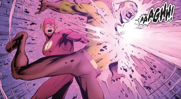 Wally West Flash golpea a su oponente, quien grita de dolor.