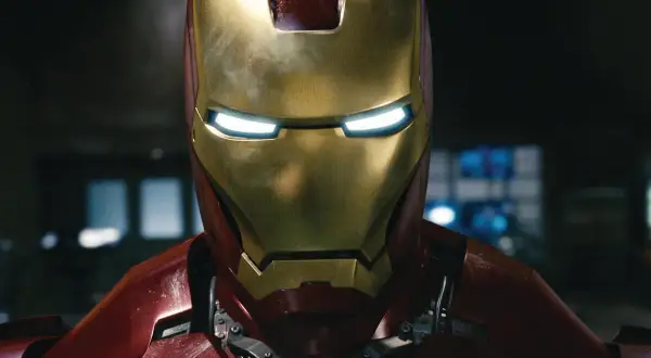 El icónico casco de **Iron Man 1**, con sus ojos brillantes y detalles dorados y rojos, listo para la acción.