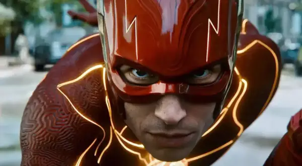 El Flash de DC Comics, con su traje rojo y detalles dorados, se prepara para la acción.