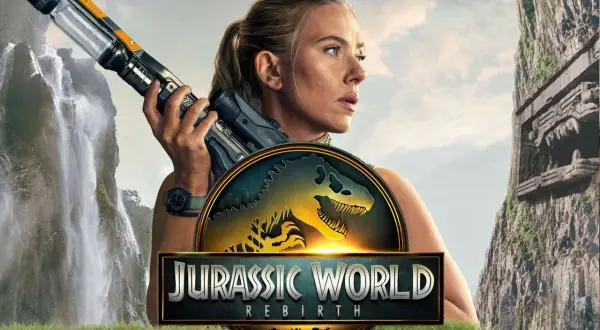 Mujer con arma futurista, logo de Jurassic World Rebirth y ruinas antiguas. ¿Listos para Jurassic World 2025?