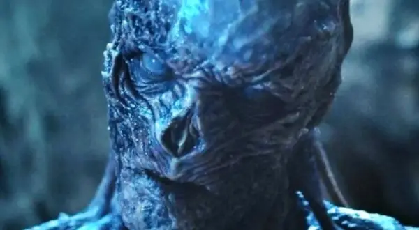 El rostro retorcido y azulado de Vecna, el villano de Stranger Things, con un ojo brillante y amenazante.