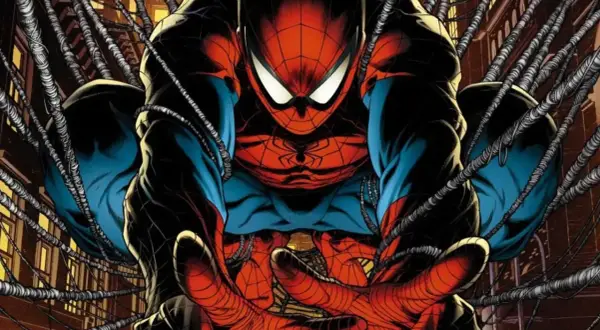 El primer Spiderman, con su traje rojo y azul, se prepara para lanzar telarañas entre edificios.