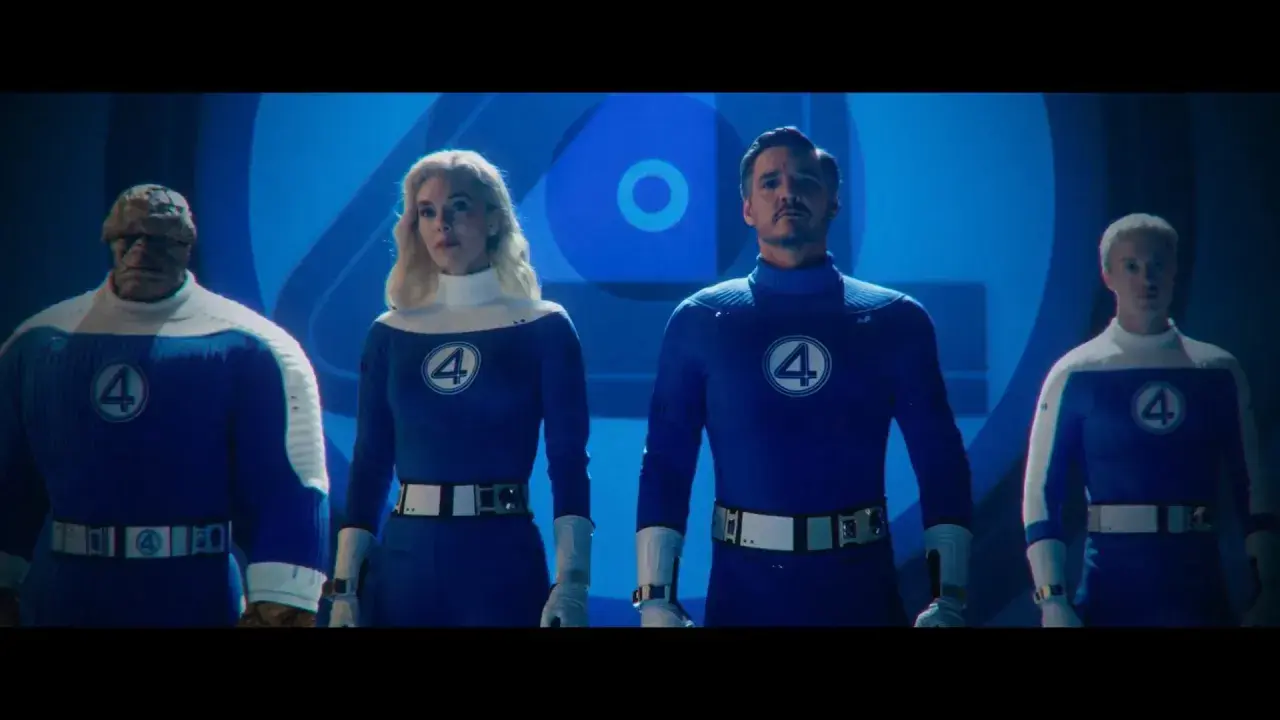 Las 4 fantásticas, con sus trajes azules y blancos, se preparan para la acción.