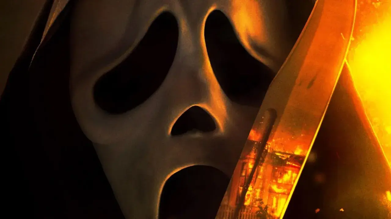 La máscara de Ghostface se acerca, con un cuchillo reflejando un incendio. El terror regresa en Scream 7.