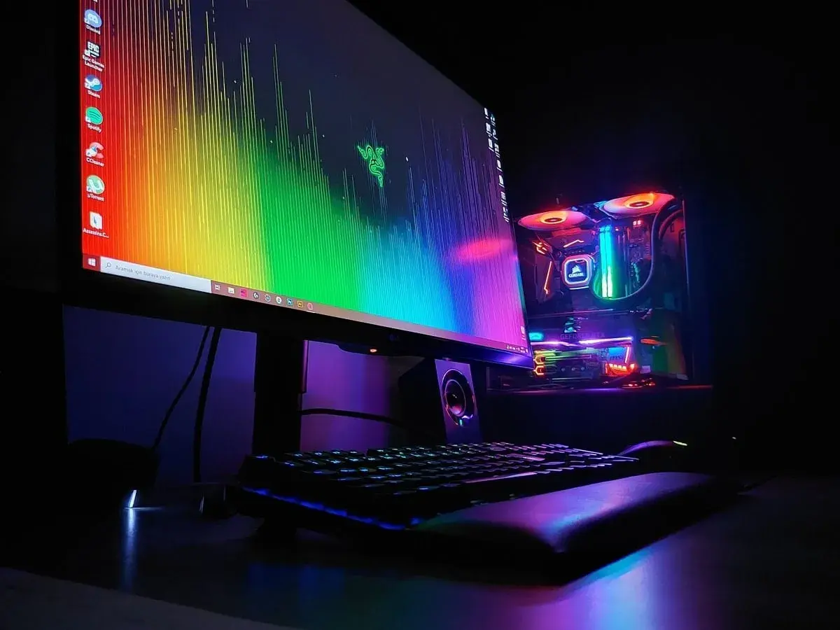 Un PC gamer con luces RGB vibrantes, listo para revivir los mejores juegos antiguos de PC.