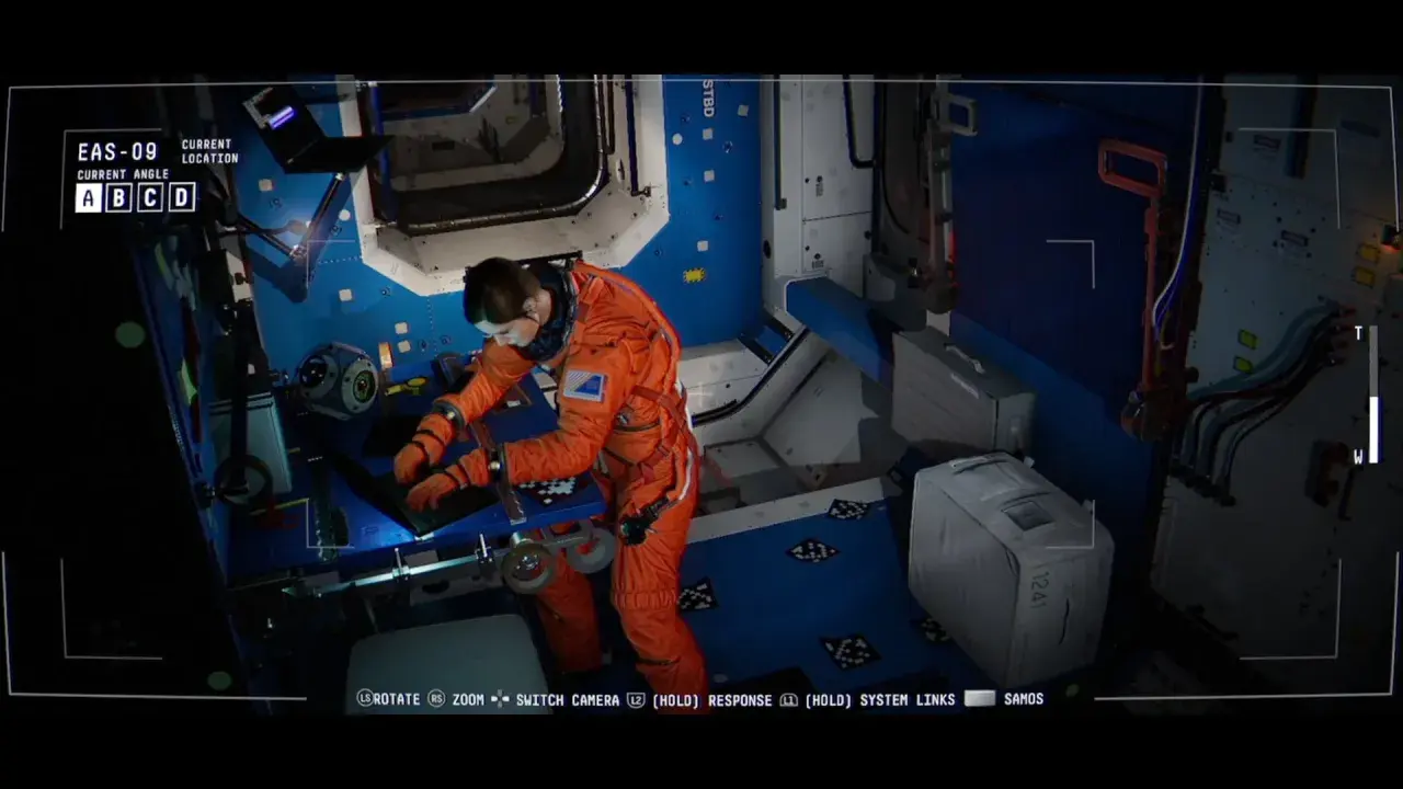 Astronauta en traje naranja trabajando en una consola dentro de una nave espacial, como en juegos del espacio pc.