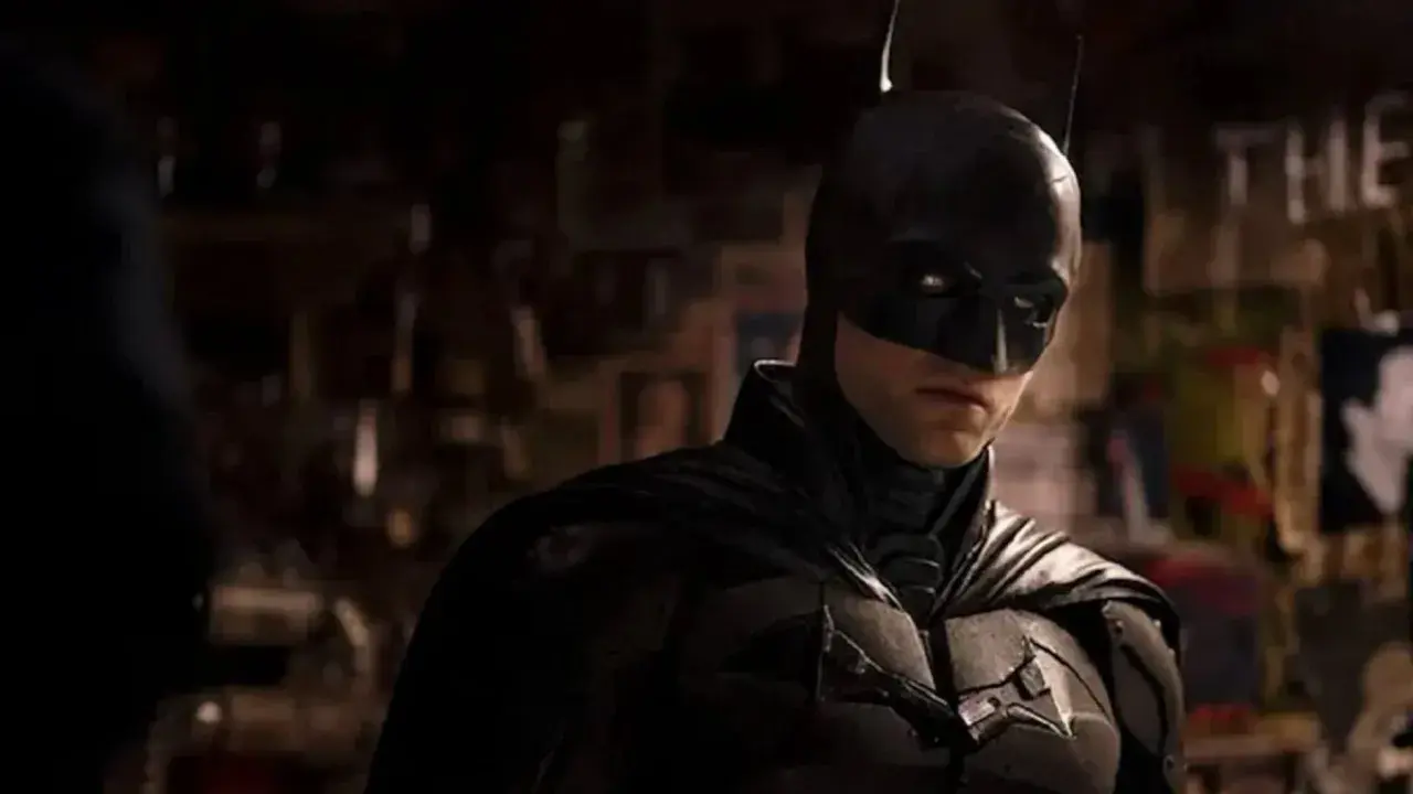 El reparto de The Batman, con Robert Pattinson como el Caballero Oscuro, se prepara para la acción en Gotham.