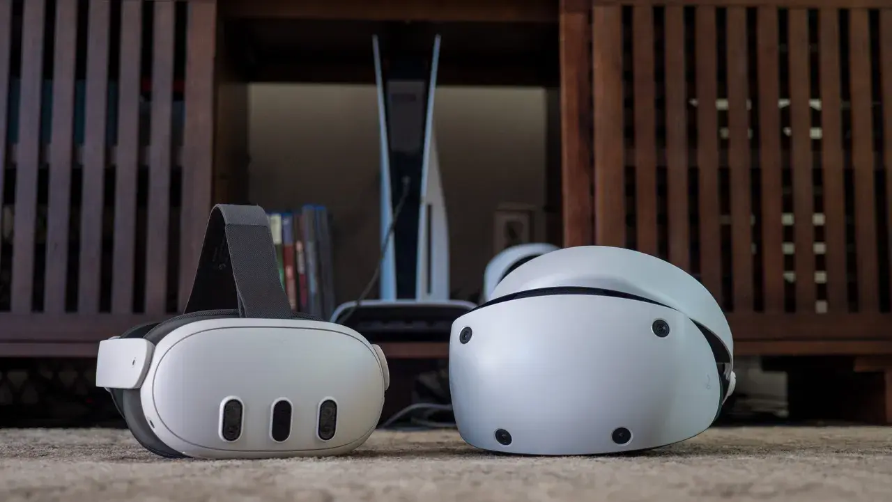 Dos cascos de realidad virtual y una consola de videojuegos listos para sumergirte en increíbles juegos vr.