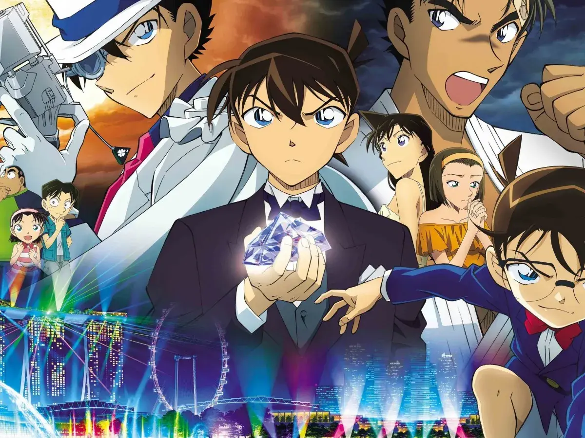 El **detective Conan final** se acerca. Conan sostiene un cristal mientras otros personajes observan, con una ciudad iluminada de fondo.