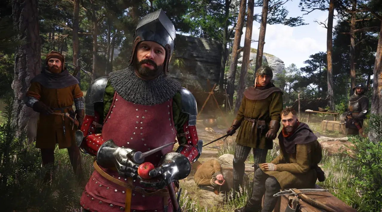 Hombres con armadura medieval en un bosque. Uno sostiene una manzana, quizás un consejo para tu **kingdom come deliverance 2 guia**.