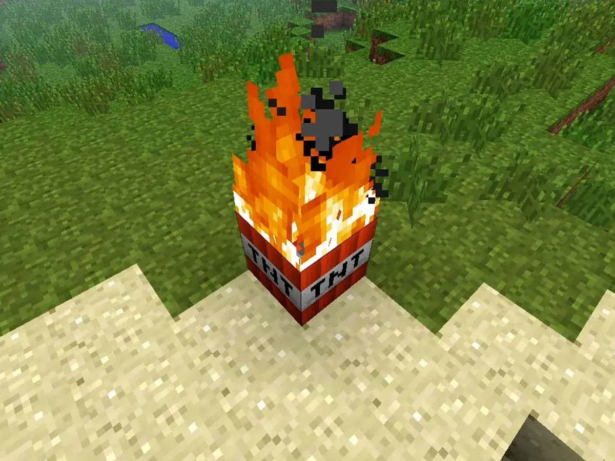 Un bloque de TNT de Minecraft arde intensamente, listo para explotar en cualquier momento.