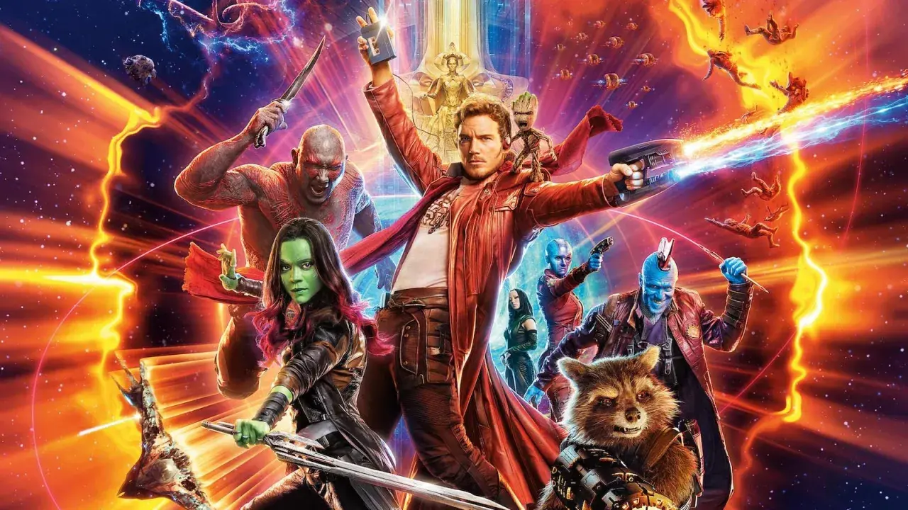 Los **guardianes de la galaxia 4** se preparan para la batalla. Star-Lord, Gamora, Drax, Rocket, Groot, Nebula y Yondu posan con armas listas, rodeados de explosiones cósmicas.