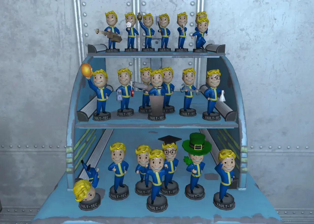 Colección de cabezones Fallout 4 en estantes, algunos sostienen objetos como un balón, una llave inglesa o un arma.
