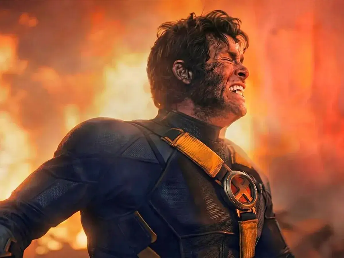 Wolverine, parte del reparto de X-Men, con el rostro cubierto de hollín y gritando en medio de un incendio.