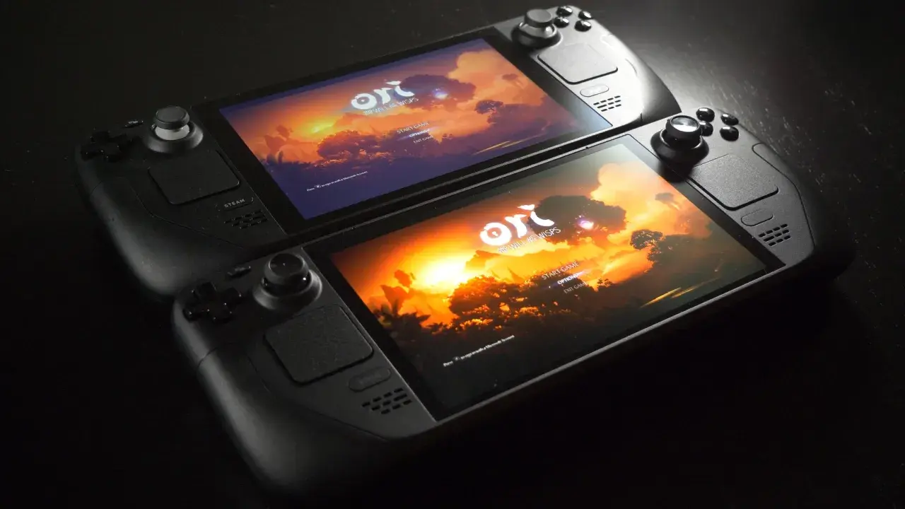 Dos Steam Deck 2 listos para jugar "Ori and the Will of the Wisps" con un atardecer vibrante.