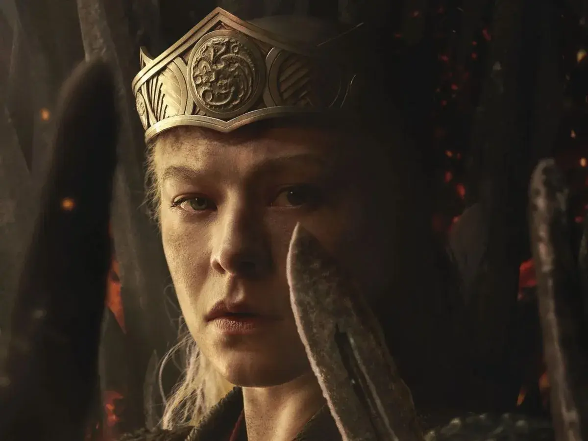 Rhaenyra Targaryen, con corona y mirada decidida, se prepara para la guerra en la temporada 3 de La casa del dragón.