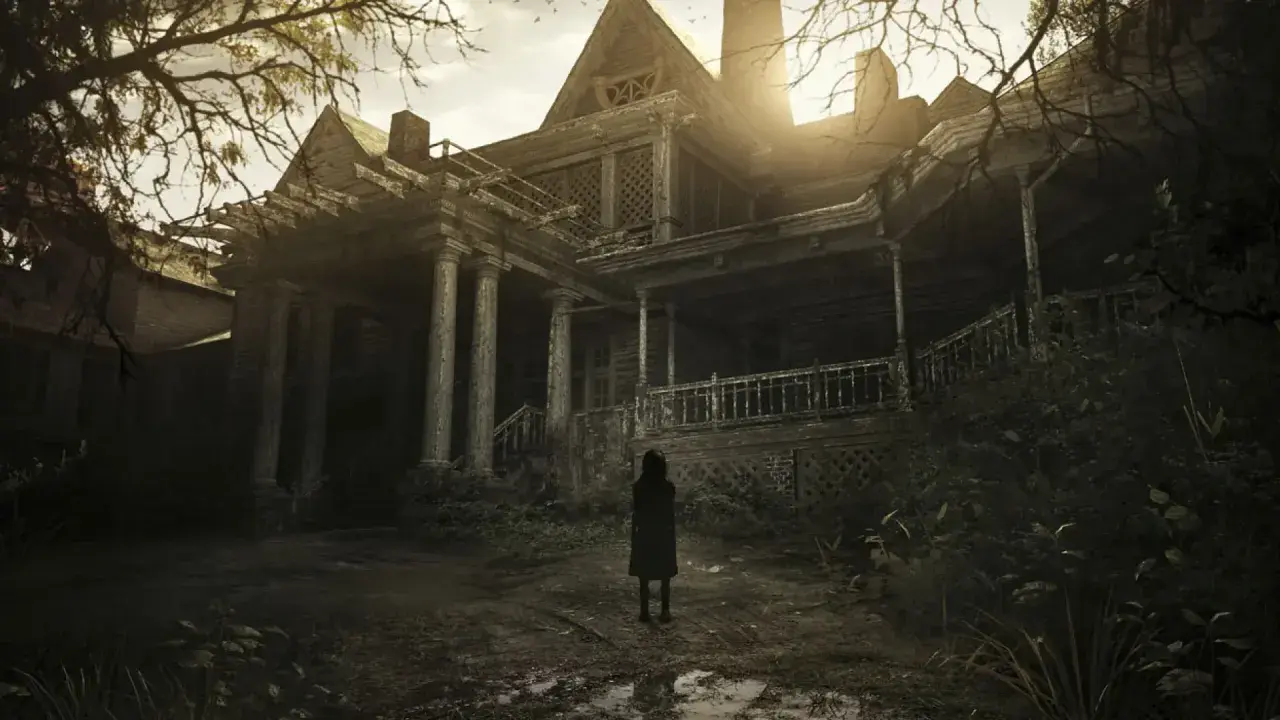 Una figura solitaria se para frente a una mansión decrépita, un escenario clave para tu **guía Resident Evil 7**.