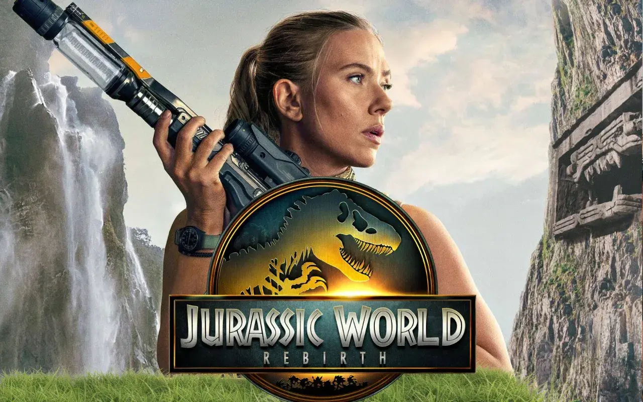 Mujer con arma futurista, logo de Jurassic World Rebirth y ruinas antiguas. ¿Listos para Jurassic World 2025?