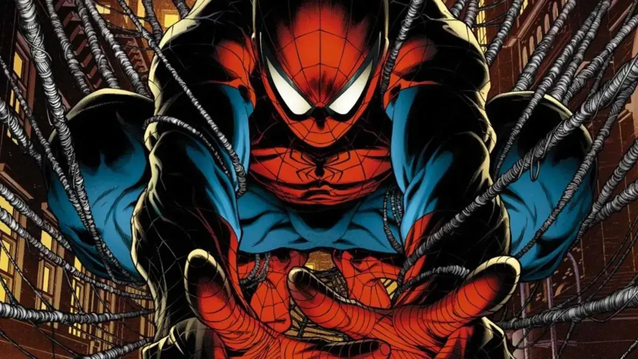 El primer Spiderman, con su traje rojo y azul, se prepara para lanzar telarañas entre edificios.