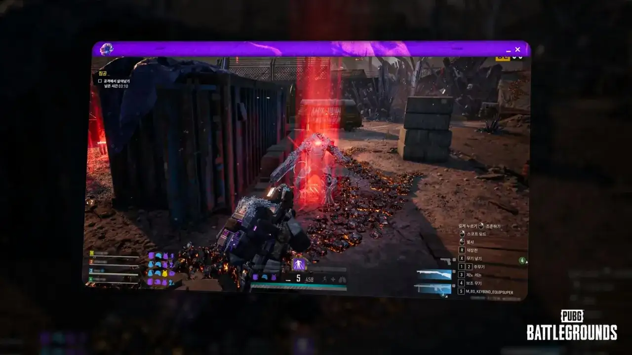 Jugador de PUBG PC en combate contra un enemigo con un rayo rojo. El escenario es desolado y lleno de escombros.