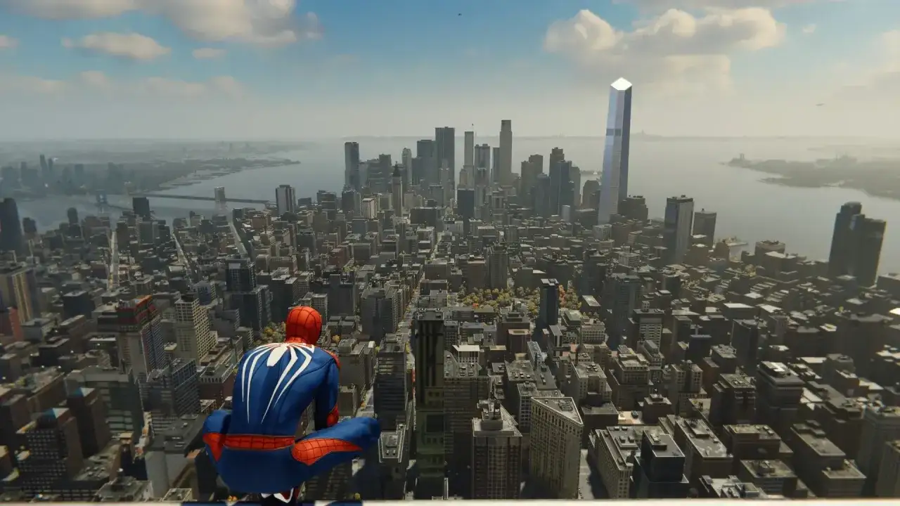Spider-Man contempla la vasta ciudad desde lo alto, listo para la acci&oacute;n en Spider-Man 3 PS5.